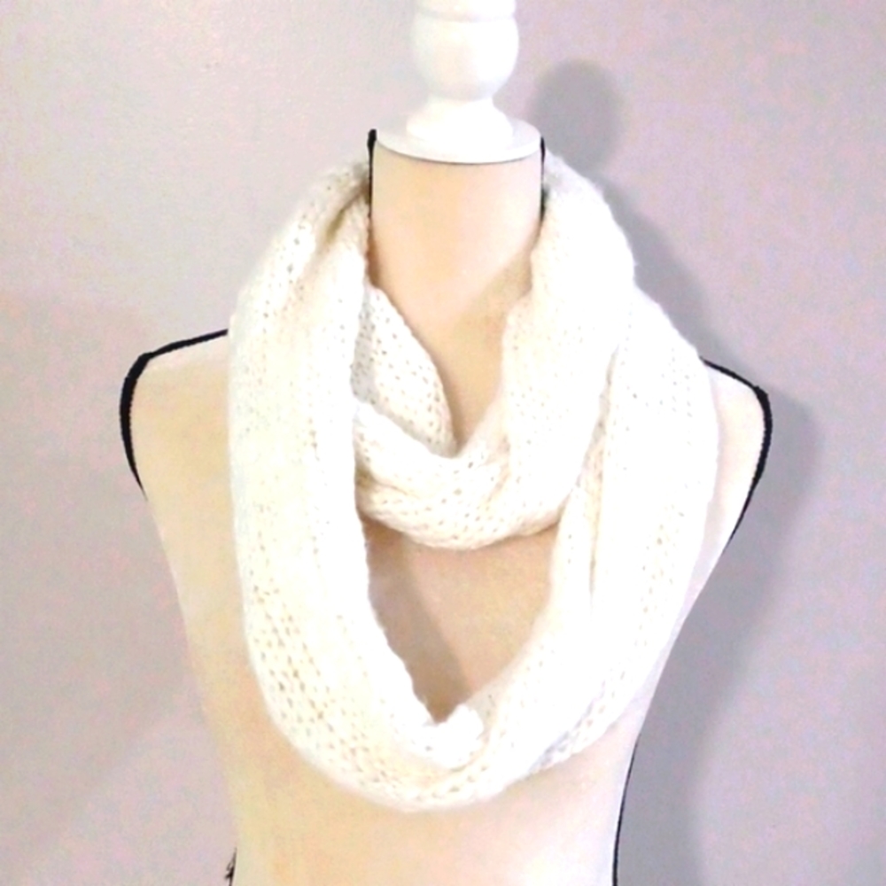 BCBG ENERATION OPTIC WHITE SCARF SIZE OS